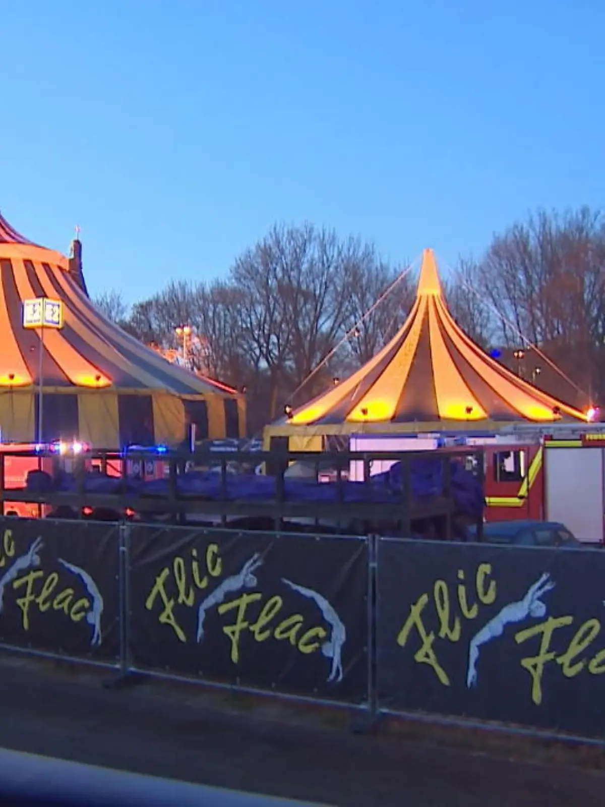 Bei einer Vorstellung des Zirkus Flic Flac in Dortmund sind am Nachtmittag zwei Artisten aus etwa drei Metern Höhe abgestürzt. Während ihrer Kunststücke im sogenannten "Todesrad" löste sich eine Befestigung und brachte das Rad zum Kippen.