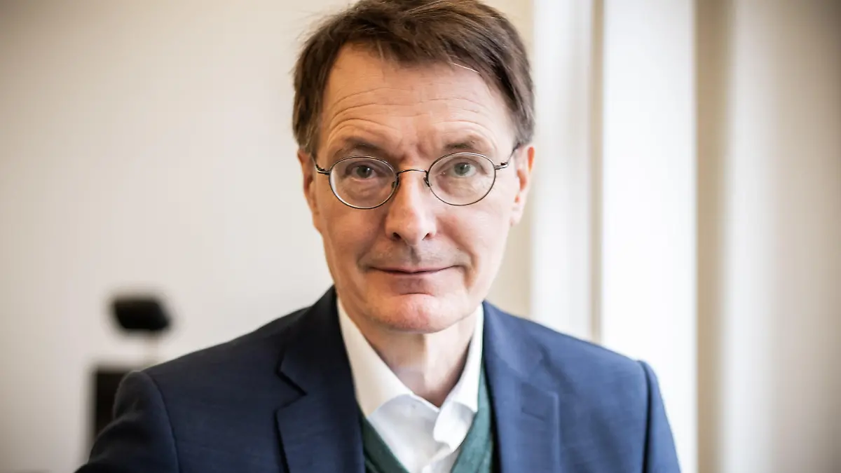 04.01.2022, Berlin: Karl Lauterbach (SPD), Bundesminister für Gesundheit, aufgenommen in seinem Büro im temporären Bau des Gesundheitsministeriums in der Mohrenstraße, kurz vor seiner Teilnahme an der Videokonferenz des Expertenrat der Bundesregierung zur Corona Pandemie. Foto: Michael Kappeler/dpa +++ dpa-Bildfunk +++