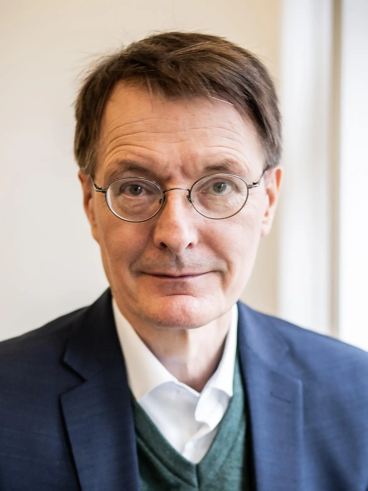 04.01.2022, Berlin: Karl Lauterbach (SPD), Bundesminister für Gesundheit, aufgenommen in seinem Büro im temporären Bau des Gesundheitsministeriums in der Mohrenstraße, kurz vor seiner Teilnahme an der Videokonferenz des Expertenrat der Bundesregierung zur Corona Pandemie. Foto: Michael Kappeler/dpa +++ dpa-Bildfunk +++