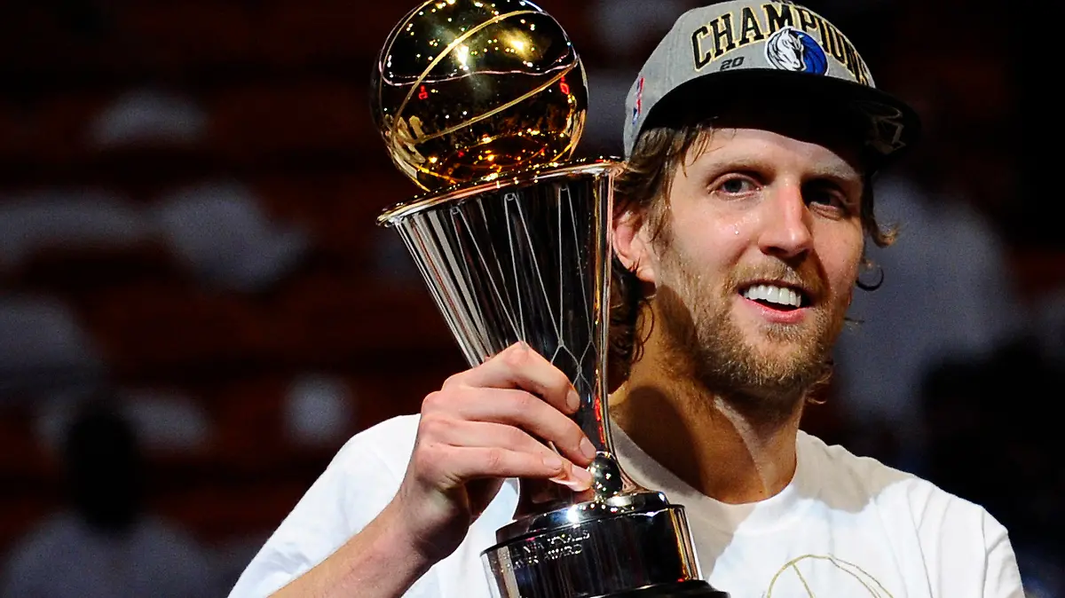 ARCHIV - 12.06.2011, USA, Miami: Basketballer Dirk Nowitzki von den Dallas Mavericks hält den Pokal für den wertvollsten Spieler nach dem Gewinn der NBA-Meisterschaft am 12.06.2011 in Miami.       (zu dpa "NBA-Meister, Vize-Europameister und Fahnenträger: Nowitzkis Momente") Foto: Larry W. Smith/EPA/dpa +++ dpa-Bildfunk +++