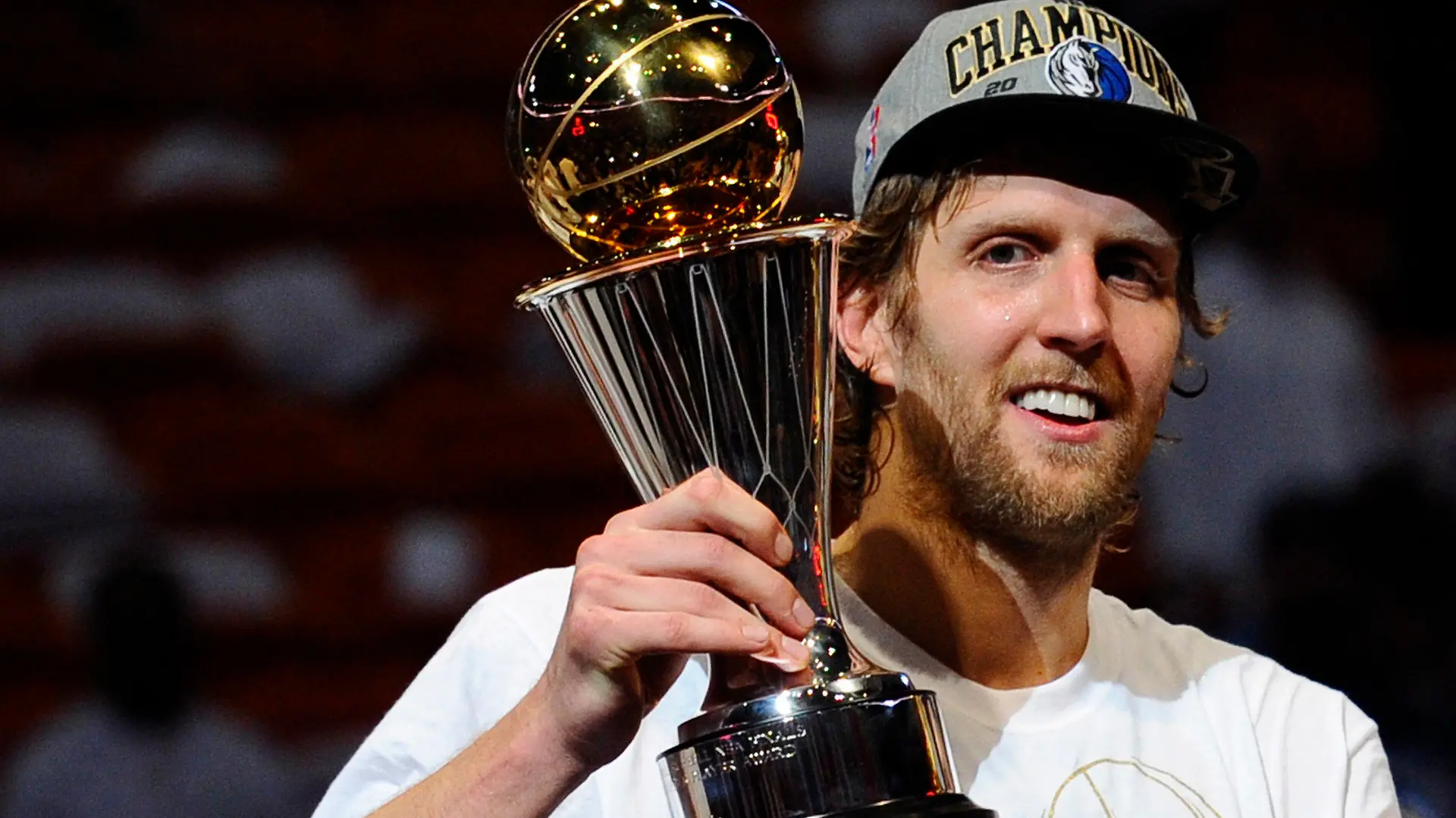 ARCHIV - 12.06.2011, USA, Miami: Basketballer Dirk Nowitzki von den Dallas Mavericks hält den Pokal für den wertvollsten Spieler nach dem Gewinn der NBA-Meisterschaft am 12.06.2011 in Miami. (zu dpa "NBA-Meister, Vize-Europameister und Fahnenträger: Nowitzkis Momente") Foto: Larry W. Smith/EPA/dpa +++ dpa-Bildfunk +++