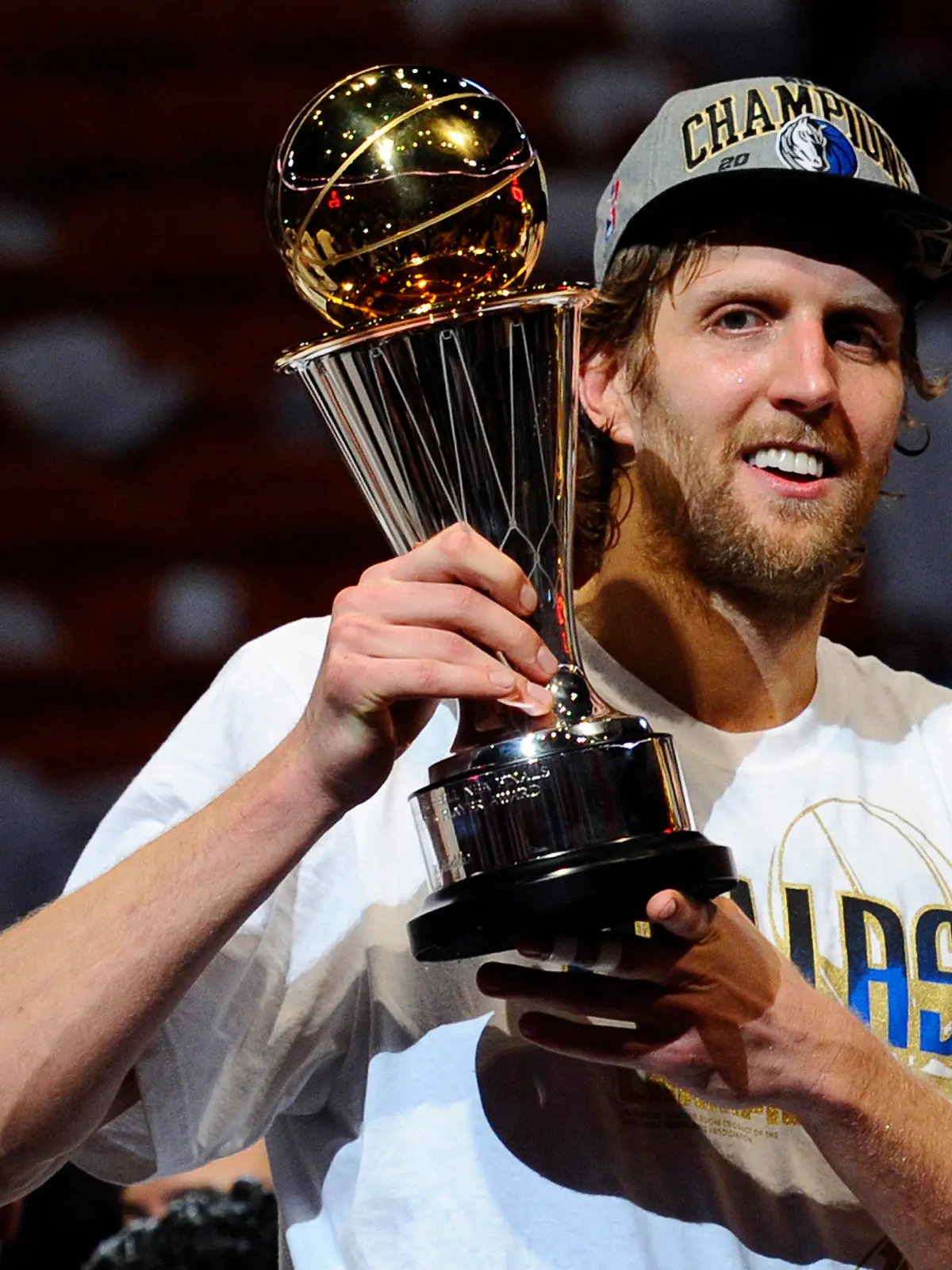 ARCHIV - 12.06.2011, USA, Miami: Basketballer Dirk Nowitzki von den Dallas Mavericks hält den Pokal für den wertvollsten Spieler nach dem Gewinn der NBA-Meisterschaft am 12.06.2011 in Miami.       (zu dpa "NBA-Meister, Vize-Europameister und Fahnenträger: Nowitzkis Momente") Foto: Larry W. Smith/EPA/dpa +++ dpa-Bildfunk +++