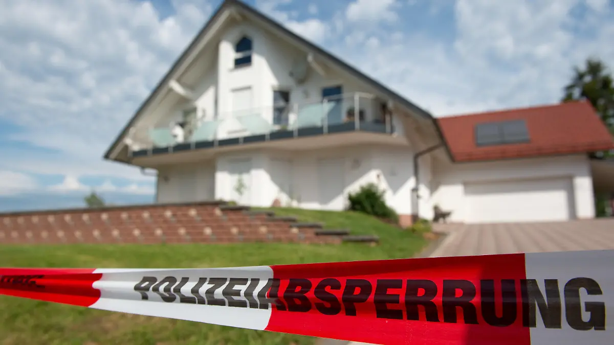 ARCHIV - 03.06.2019, Hessen, Wolfhagen: Mit Flatterband mit der Aufschrift «Polizeiabsperrung» ist der Bereich vor dem Haus des ermordeten Kasseler Regierungspräsidenten Walter Lübcke abgesperrt. (zu dpa «"Schuss in der Nacht" - Doku-Drama zum Lübcke-Mord Foto: Swen Pförtner/dpa +++ dpa-Bildfunk +++
