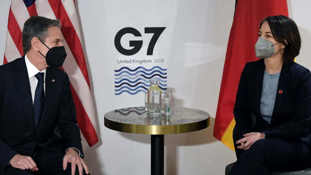 ARCHIV - 10.12.2021, Großbritannien, Liverpool: Antony Blinken (l), Außenminister der USA, und Annalena Baerbock, Außenministerin von Deutschland, sitzen bei einem bilateralen Treffen im Vorfeld des G7-Außenministergipfels in Liverpool zusammen. Die erste Auslandsreise im neuen Jahr führt Außenministerin Baerbock zum wichtigsten internationalen Partner. Beim Treffen mit Antony Blinken steht die Krise zwischen Moskau und Kiew im Mittelpunkt. (zu dpa: Wohlfühltermin in Washington - Harte Brocken für Baerbock kommen noch) Foto: Olivier Douliery/POOL AFP/AP/dpa +++ dpa-Bildfunk +++
