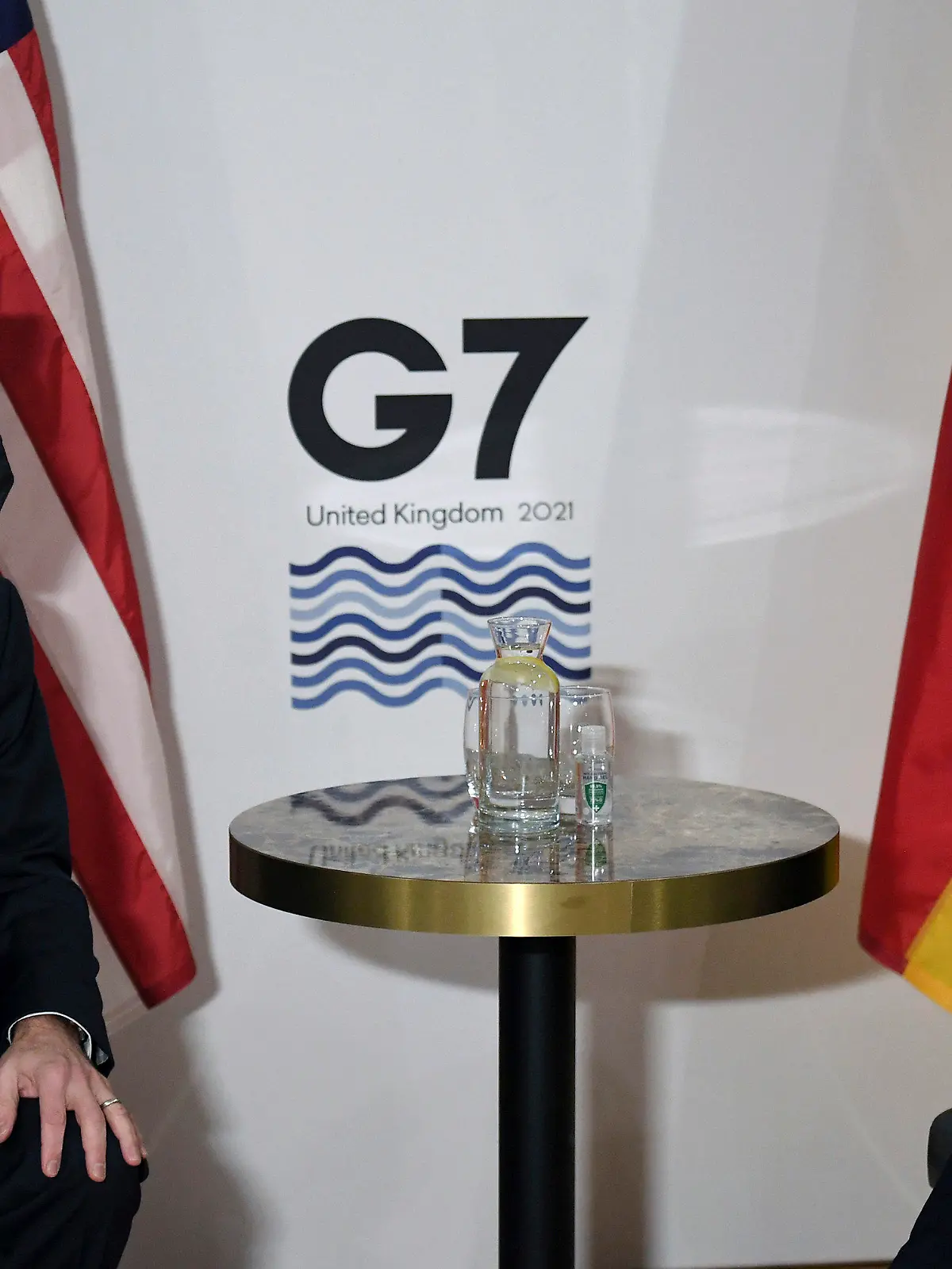 ARCHIV - 10.12.2021, Großbritannien, Liverpool: Antony Blinken (l), Außenminister der USA, und Annalena Baerbock, Außenministerin von Deutschland, sitzen bei einem bilateralen Treffen im Vorfeld des G7-Außenministergipfels in Liverpool zusammen. Die erste Auslandsreise im neuen Jahr führt Außenministerin Baerbock zum wichtigsten internationalen Partner. Beim Treffen mit Antony Blinken steht die Krise zwischen Moskau und Kiew im Mittelpunkt. (zu dpa: Wohlfühltermin in Washington - Harte Brocken für Baerbock kommen noch) Foto: Olivier Douliery/POOL AFP/AP/dpa +++ dpa-Bildfunk +++