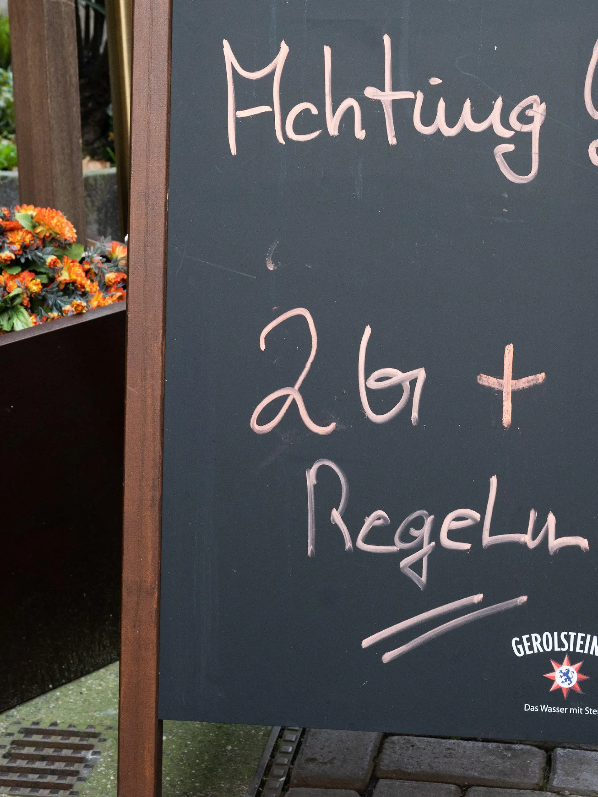 10.12.2021, Niedersachsen, Hannover: Ein Hinweisschild mit Aufschrift "Achtung! 2G+ Regel" steht vor einem Restaurant in der Innenstadt. Foto: Julian Stratenschulte/dpa +++ dpa-Bildfunk +++