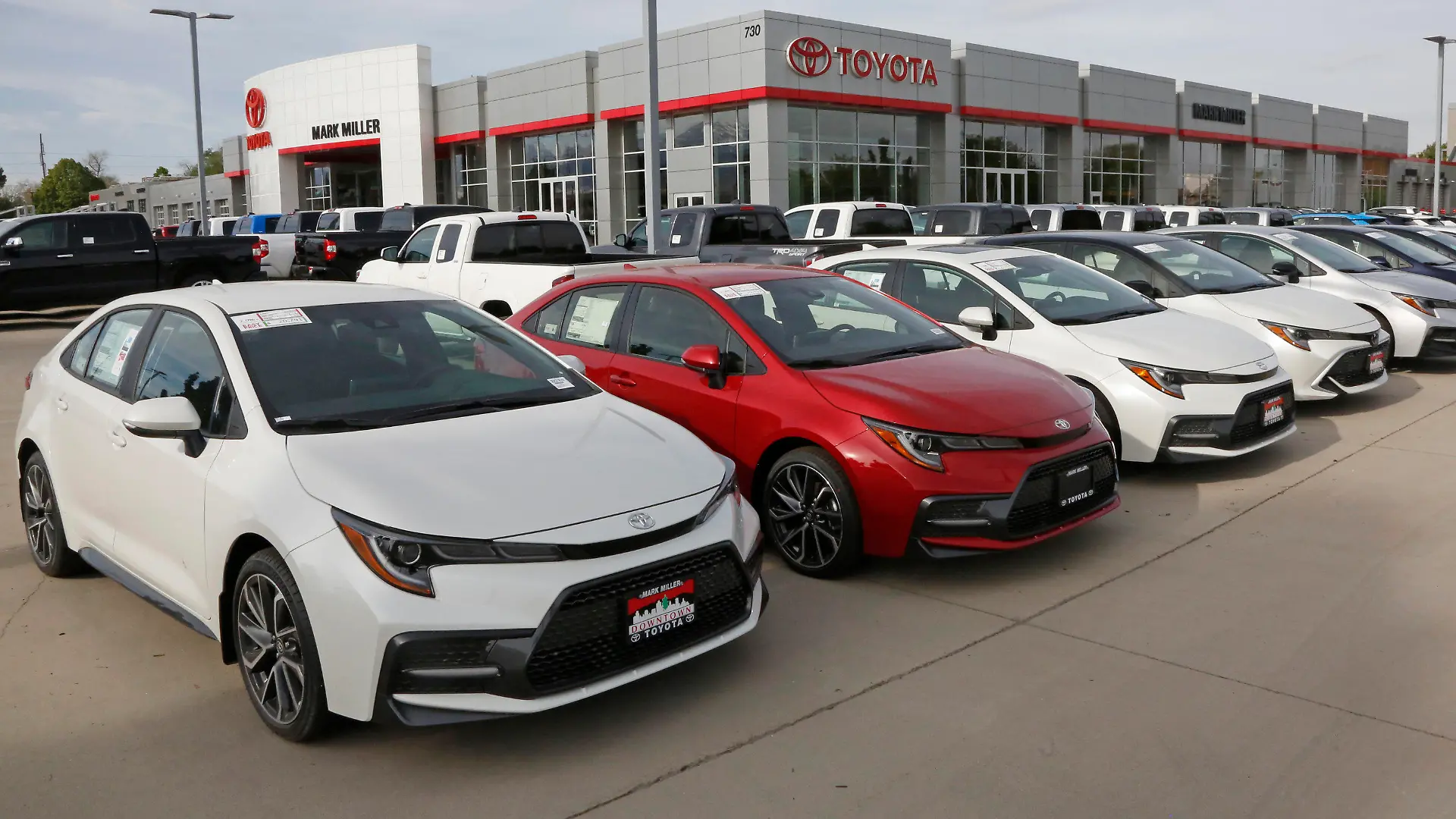 ARCHIV - 12.05.2020, USA, Salt Lake City: Autos der Marke Toyota stehen vor einem Vertrieb des Unternehmens. Mit rund 2,3 Millionen verkauften Autos im Gesamtjahr 2021 wurde der japanische Branchenriese Toyota rund 114 000 mehr Neuwagen bei der US-Kundschaft los als GM - und eroberte die Marktführerschaft. (zu dpa: US-Automarkt schwächelt - Toyota zieht an GM vorbei) Foto: Rick Bowmer/AP/dpa +++ dpa-Bildfunk +++