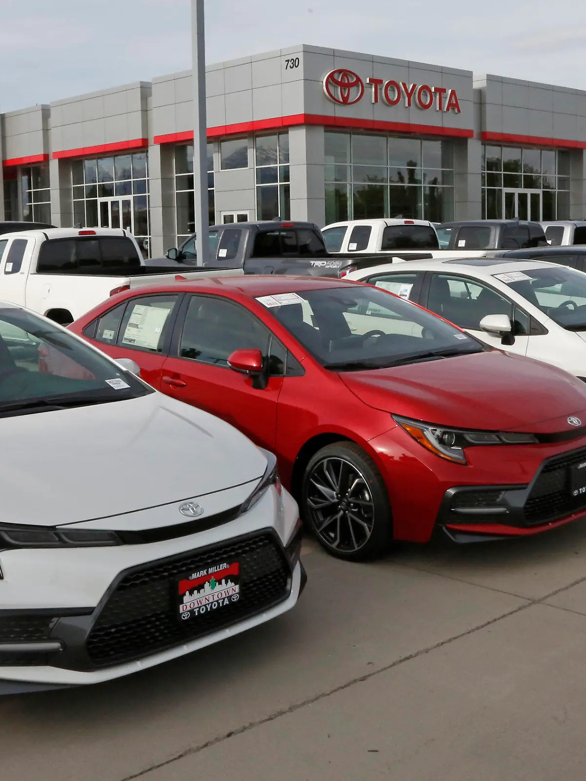 ARCHIV - 12.05.2020, USA, Salt Lake City: Autos der Marke Toyota stehen vor einem Vertrieb des Unternehmens. Mit rund 2,3 Millionen verkauften Autos im Gesamtjahr 2021 wurde der japanische Branchenriese Toyota rund 114 000 mehr Neuwagen bei der US-Kundschaft los als GM - und eroberte die Marktführerschaft. (zu dpa: US-Automarkt schwächelt - Toyota zieht an GM vorbei) Foto: Rick Bowmer/AP/dpa +++ dpa-Bildfunk +++