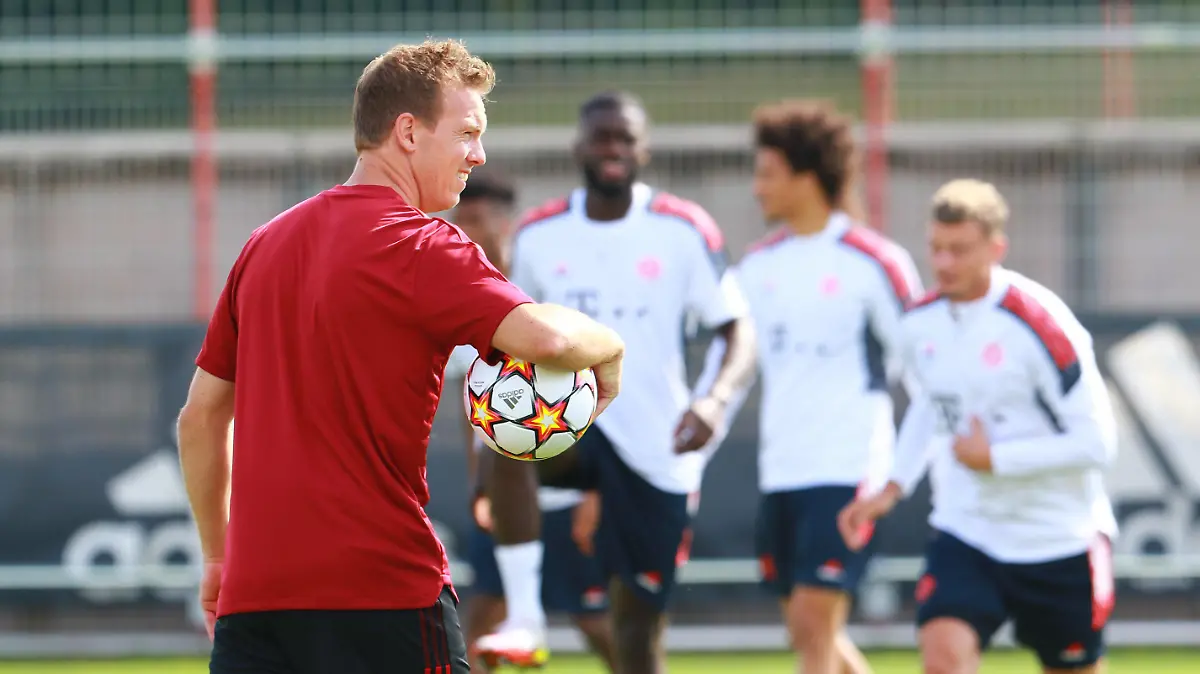  Trainer Julian Nagelsmann, seine Spieler 2 Dayot Upamecano, 10 Leroy Sane, Michael Cuisance Fussball / Champions League / FC Bayern Muenchen enchen -Abschlusstraining vor dem Spiel gegen FC Barcelona, Barca / 13.09.2021 / Trainingsgelaende, Saebenerstr. FOTO: Mladen Lackovic / LakoPress *** Coach Julian Nagelsmann, his players 2 Dayot Upamecano, 10 Leroy Sane, Michael Cuisance Football Champions League FC Bayern Muenchen enchen final training before the match against FC Barcelona 13 09 2021 Training ground, Saebenerstr PHOTO Mladen Lackovic LakoPress