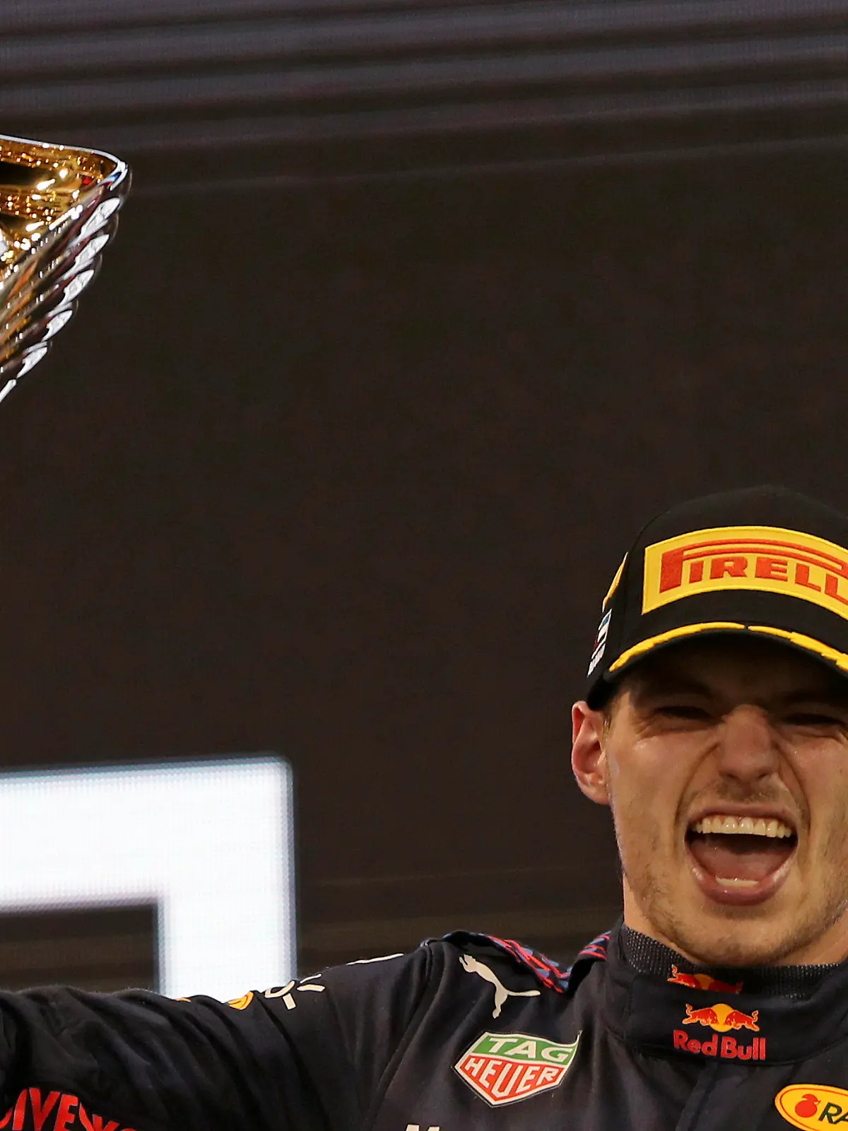 ARCHIV - 12.12.2021, Vereinigte Arabische Emirate, Abu Dhabi: Motorsport: Formel-1-Weltmeisterschaft, Grand Prix von Abu Dhabi, Rennen. Max Verstappen aus den Niederlanden vom Team Red Bull jubelt mit der Trophäe über seinen Sieg. Verstappen hat zum ersten Mal den Fahrertitel in der Formel 1 geholt und Rekordweltmeister Hamilton entthront. Der neue Formel-1-Weltmeister Max Verstappen will die Saison 2022 genau so beginnen, wie er das WM-Jahr 2021 beendet hat: mit einem Sieg. Foto: Kamran Jebreili/AP POOL/dpa +++ dpa-Bildfunk +++