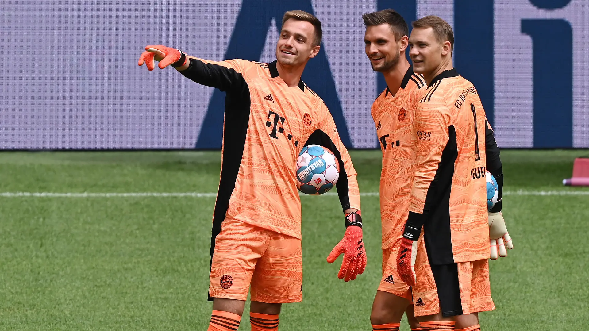 Fussball 1. Bundesliga Saison 2021/2022 Teampraesentation FC Bayern Muenchen in der Allianz Arena 04.08.2021 Torwart Christian Fruechtl, Torwart Sven Ulreich und Torwart Manuel Neuer (v.li.) FOTO: ULMER Pressebildagentur xxNOxMODELxRELEASExx