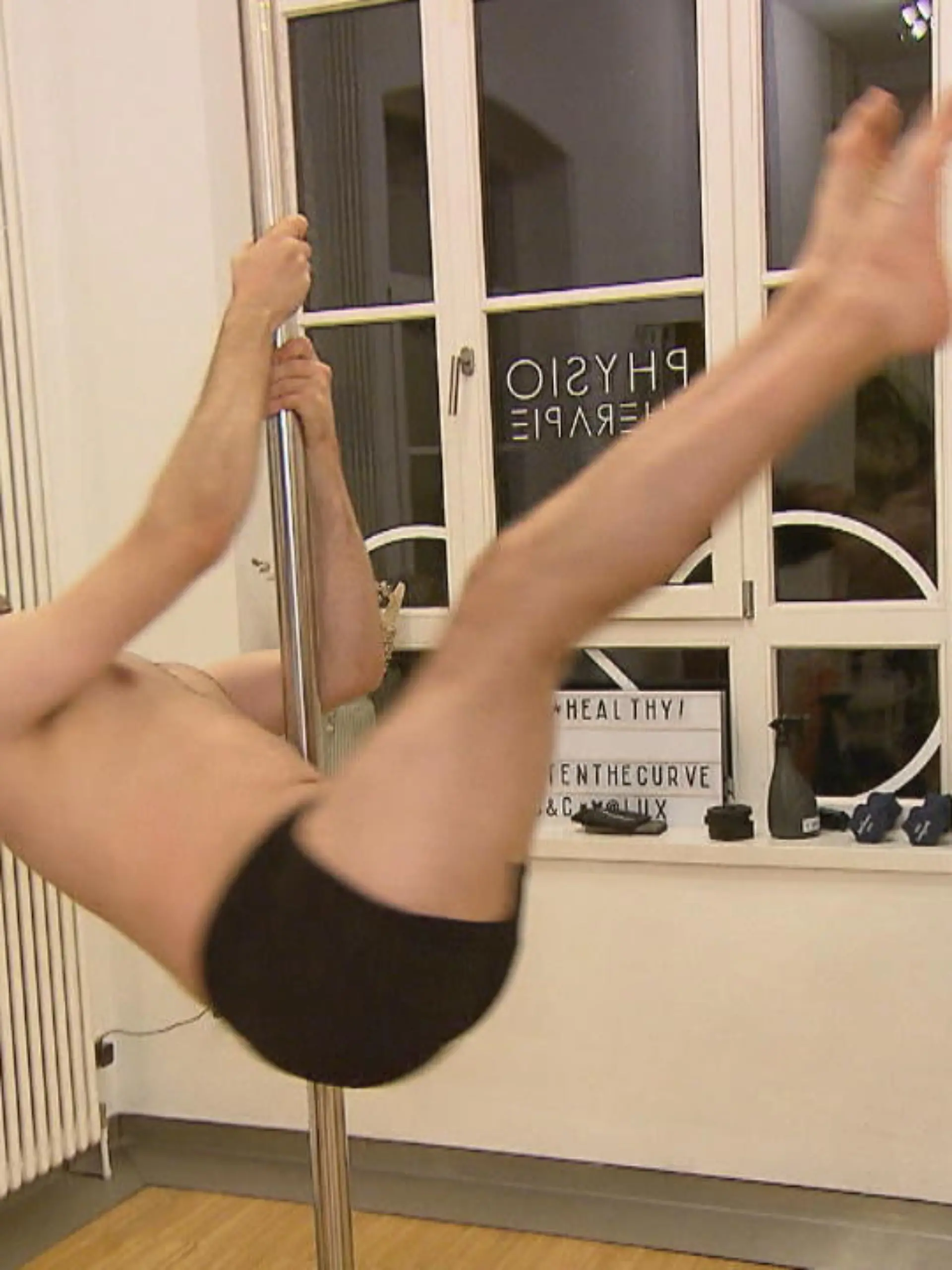 Poledance, also durchtrainierte Frauen, die sich an einer Stange bewegen. Kennt man, oder? Dass den Sport aber auch Männer machen, wissen viele aber nicht. Wie das beim Training aussieht, wenn ein Mann mitmacht und wie anstrengend das wirklich ist.