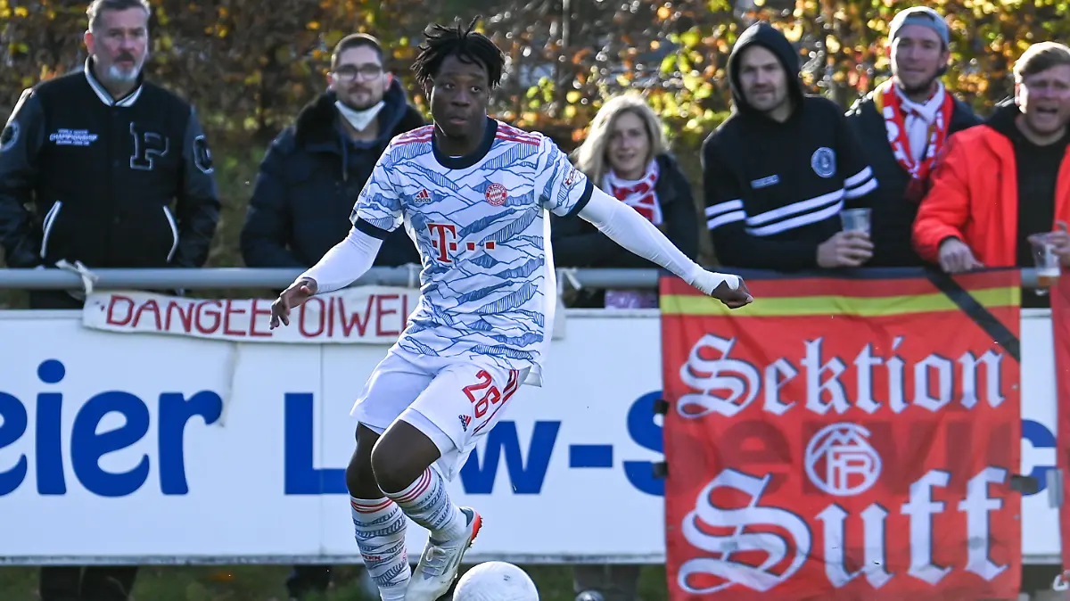Bright Akwo Arrey-Mbi (Bayern München, FCB, 26) am Ball, Freisteller, Ganzkörper, Einzelbild, Aktion, Action, 07.11.2021, Heimstetten (Deutschland), Fussball, Regionalliga Bayern, SV Heimstetten - FC Bayern München II