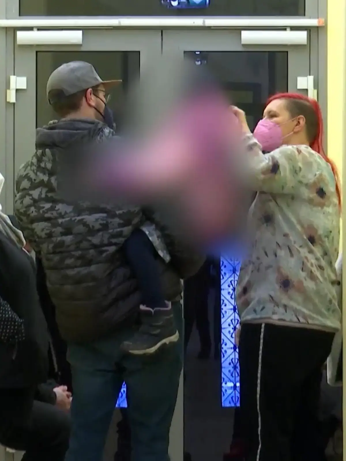 Das, was der Zwickauer Kita-Mitarbeiterin Inga K. (51) vorgeworfen wird, macht einfach nur sprachlos: Anstatt liebevoll mit den Kindern umzugehen, wird ihr schwerer sexueller Missbrauch in vier Fällen vorgeworfen. Ein heute fünfjähriges Mädchen hatte den Mut, sich ihren Eltern anzuvertrauen. Am Tag der Urteilsverkündung hat die Mutter mit unserem Reporter Frank Vacik gesprochen – mehr dazu im Video.