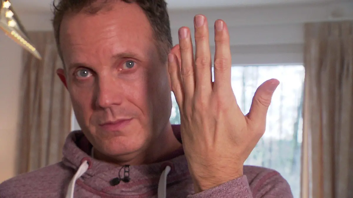 Patrick Kramer hat in jeder Hand drei Implantate versteckt.