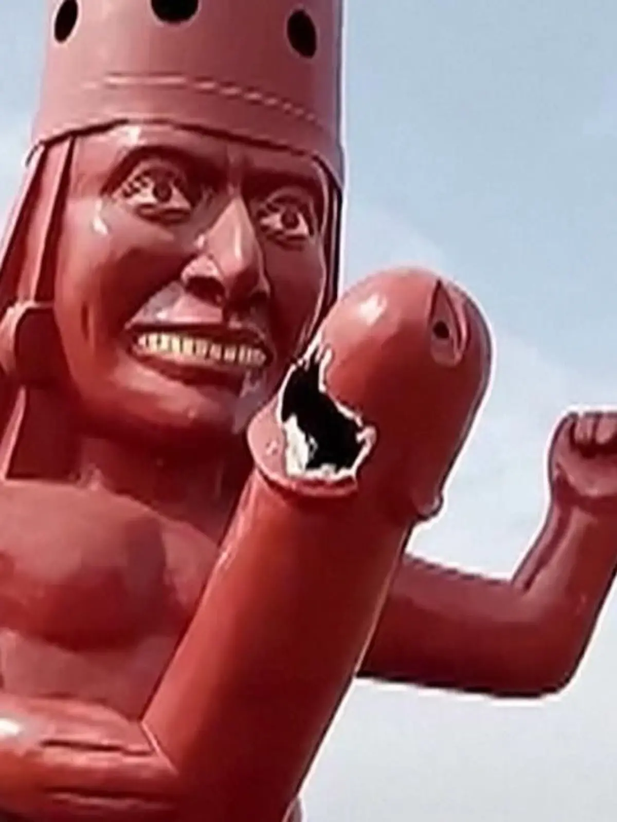 Vandalismus: gigantischer Phallus einer bei Touristen berühmten Skulptur zerstört