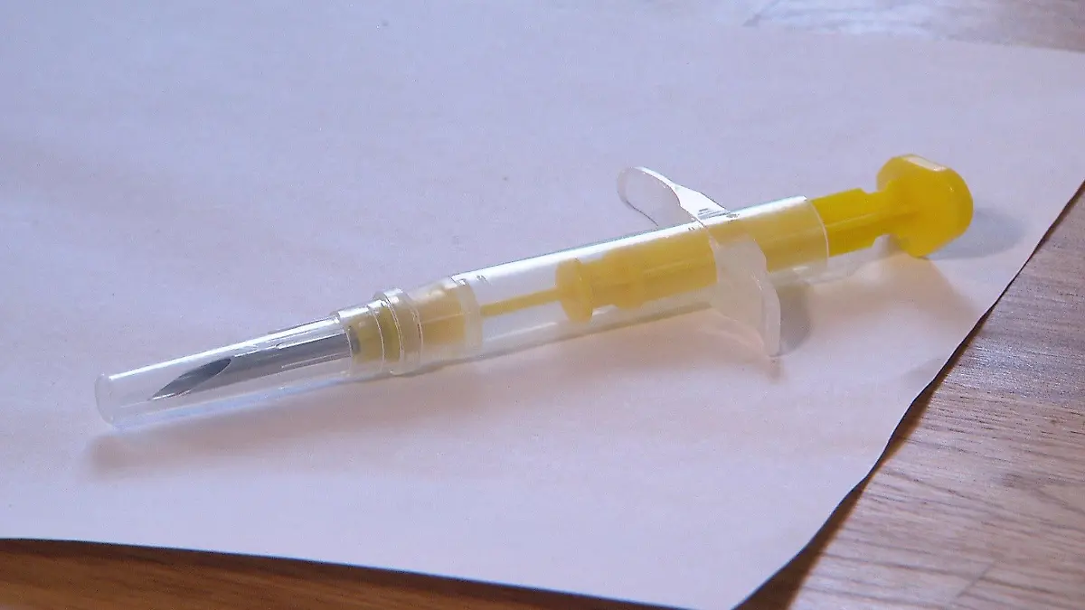 Ein Piks und schon sitzt das Implantat.