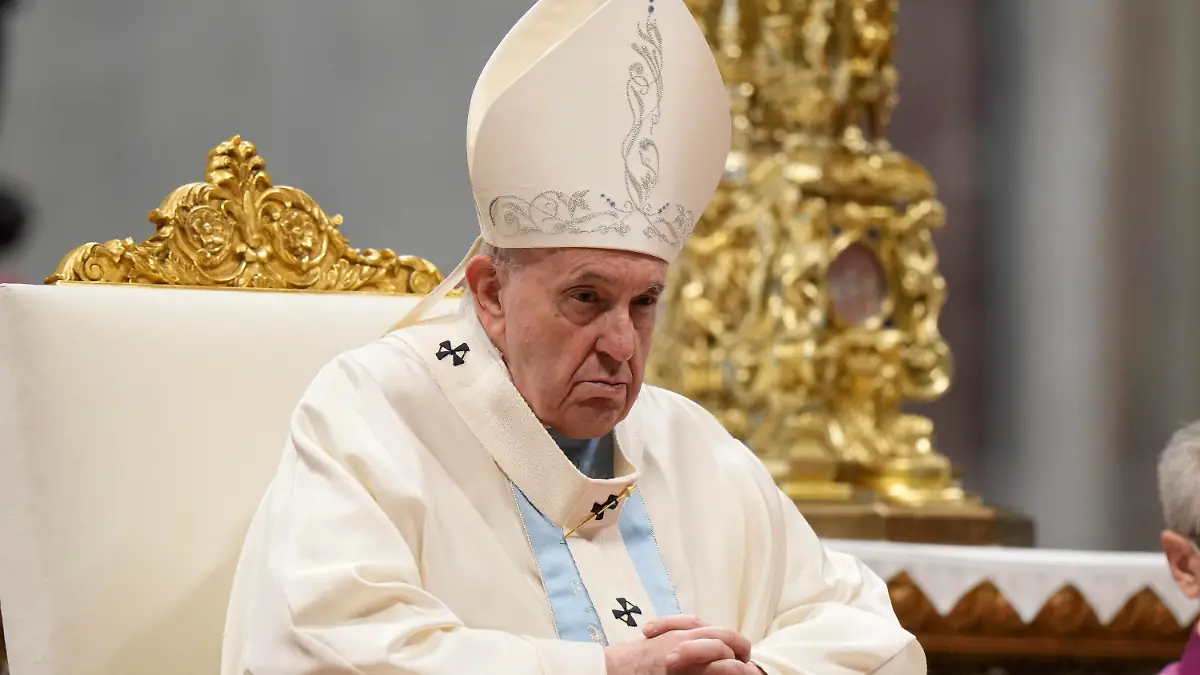 01.01.2022, Vatikan, Vatikanstadt: Papst Franziskus leitet eine Messe zum Hochfest der heiligen Maria zu Beginn des neuen Jahres im Petersdom im Vatikan. Foto: Andrew Medichini/AP/dpa +++ dpa-Bildfunk +++