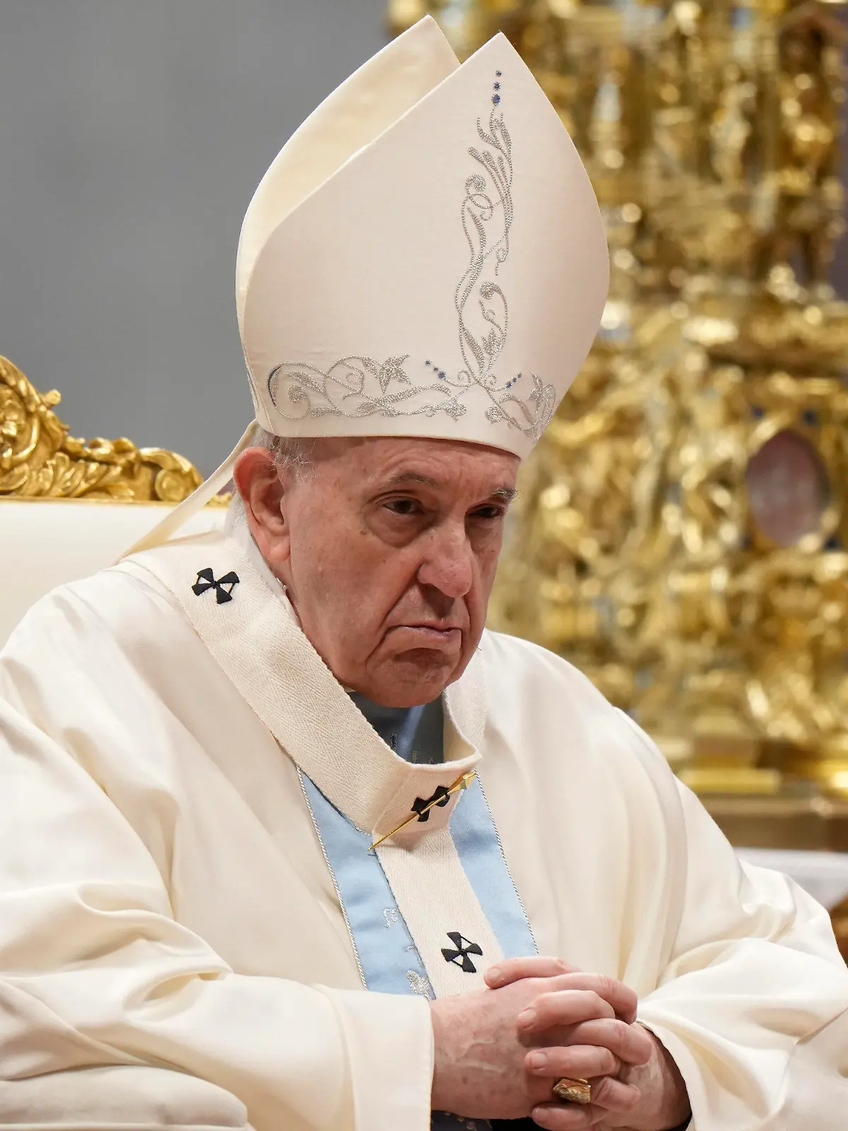 01.01.2022, Vatikan, Vatikanstadt: Papst Franziskus leitet eine Messe zum Hochfest der heiligen Maria zu Beginn des neuen Jahres im Petersdom im Vatikan. Foto: Andrew Medichini/AP/dpa +++ dpa-Bildfunk +++