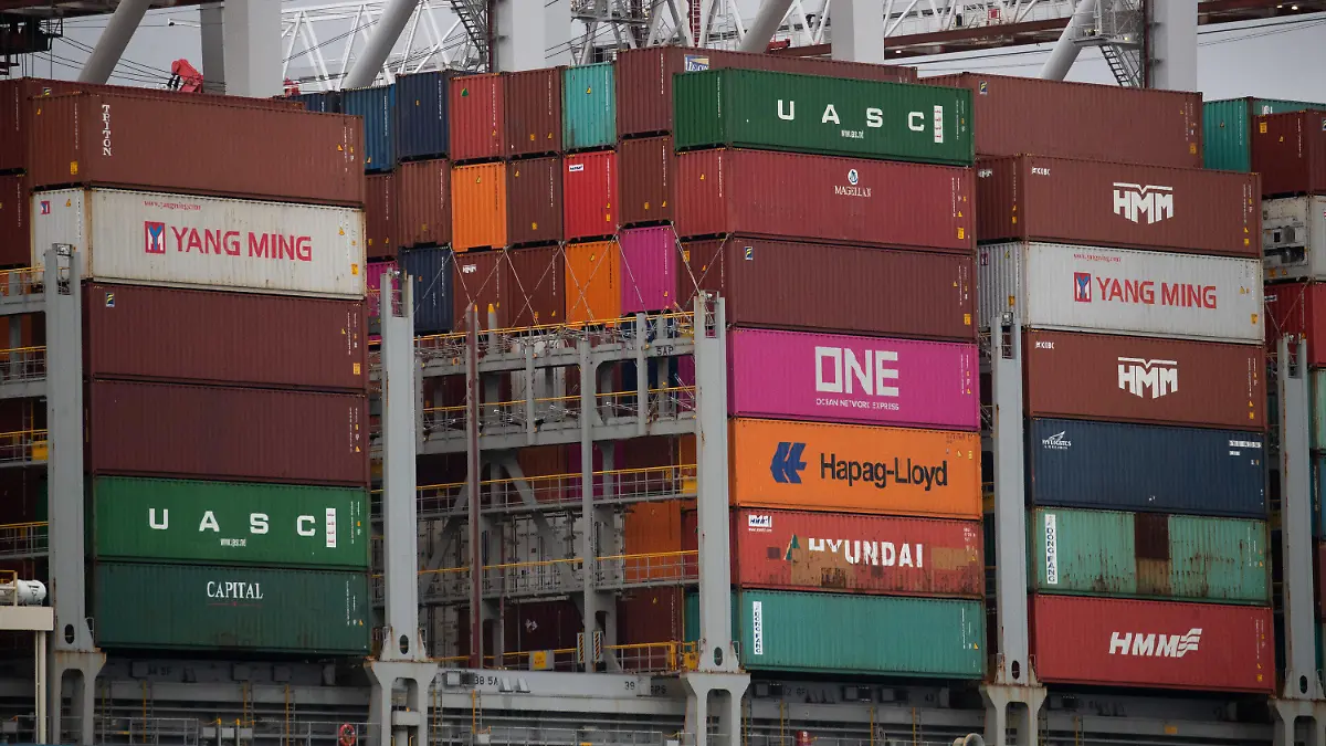 ARCHIV - 10.12.2020, Großbritannien, Southampton: Container stehen gestapelt an Bord eines Containerschiffes im Hafen von Southampton. Großbritannien hat erstmals seit dem Brexit ein völlig neu ausgehandeltes Handelsabkommen abgeschlossen. (Zu dpa «Abkommen mit Australien: Erster britischer Handelsdeal seit Brexit») Foto: Andrew Matthews/PA Wire/dpa +++ dpa-Bildfunk +++