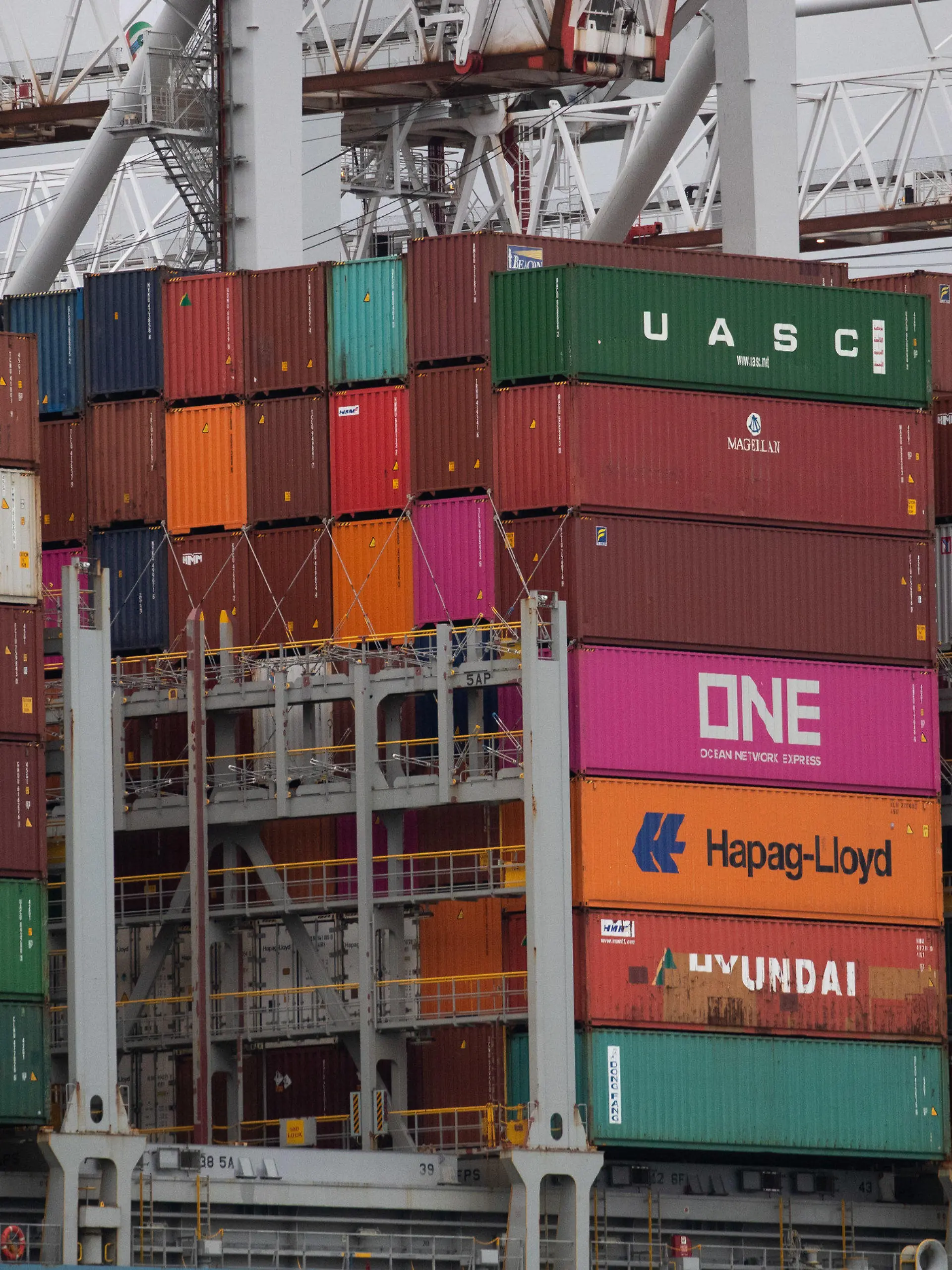 ARCHIV - 10.12.2020, Großbritannien, Southampton: Container stehen gestapelt an Bord eines Containerschiffes im Hafen von Southampton. Großbritannien hat erstmals seit dem Brexit ein völlig neu ausgehandeltes Handelsabkommen abgeschlossen. (Zu dpa «Abkommen mit Australien: Erster britischer Handelsdeal seit Brexit») Foto: Andrew Matthews/PA Wire/dpa +++ dpa-Bildfunk +++