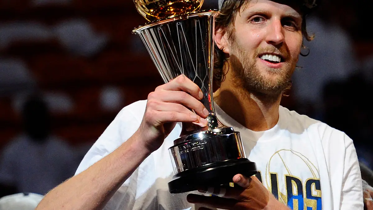 JAHRESRÜCKBLICK 2011 -Dallas Mavericks forward Dirk Nowitzki of Germany holds up the NBA Most Valuable Player (MVP) trophy after defeating the Miami Heat in the second half of game six of the NBA Finals at American Airlines Arena in Miami, Florida, USA 12 June 2011. The Mavericks defeated the Heat 105-95 to win the NBA Finals. EPA/LARRY W. SMITH CORBIS OUT  +++(c) dpa - Bildfunk+++