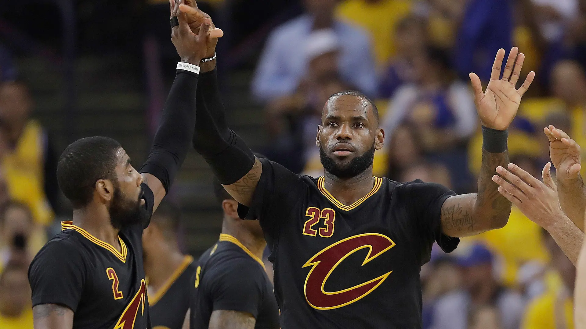 ARCHIV - 11.06.2017, USA, Oakland: Basketball\ Play-off-Runde, NBA-Finale, 5. Spieltag, Golden State Warriors - Cleveland Cavaliers am 12.06.2017 in Oakland, USA. Clevelands LeBron James (M, 23) jubelt mit Kyrie Irving (l, 2) nach einem Korb. Irving strebt Berichten zufolge eine Wiedervereinigung an. (zu dpa: «Berichte: Basketballer Irving will James nach Dallas locken») Foto: Marcio Jose Sanchez/AP/dpa +++ dpa-Bildfunk +++