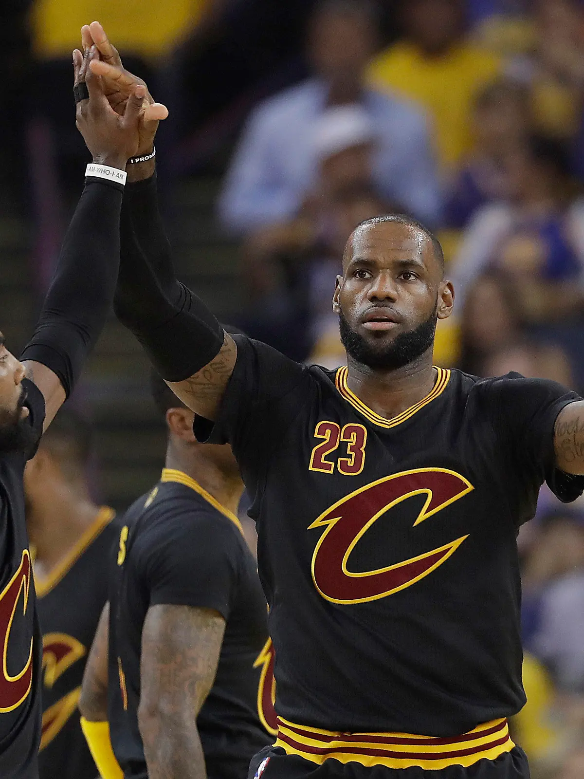 ARCHIV - 11.06.2017, USA, Oakland: Basketball\ Play-off-Runde, NBA-Finale, 5. Spieltag, Golden State Warriors - Cleveland Cavaliers am 12.06.2017 in Oakland, USA. Clevelands LeBron James (M, 23) jubelt mit  Kyrie Irving (l, 2) nach einem Korb. Irving strebt Berichten zufolge eine Wiedervereinigung an. (zu dpa: «Berichte: Basketballer Irving will James nach Dallas locken») Foto: Marcio Jose Sanchez/AP/dpa +++ dpa-Bildfunk +++