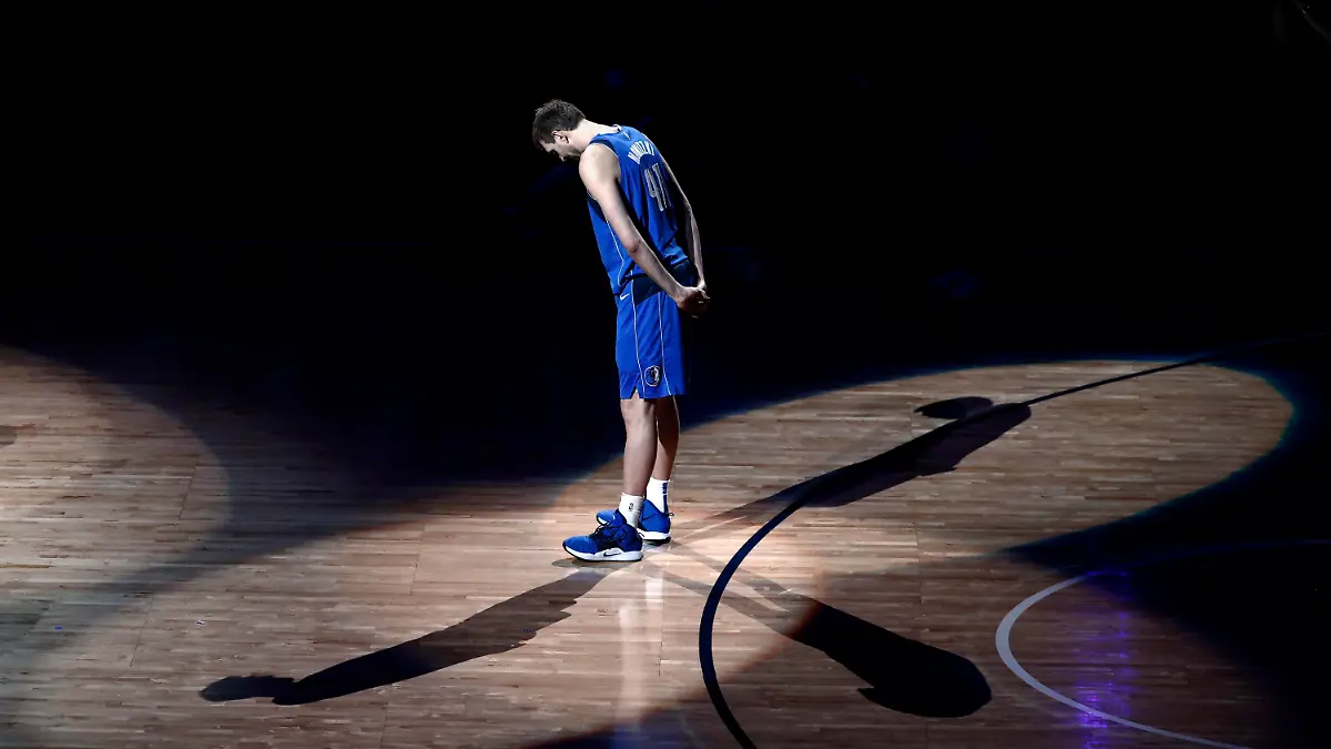 dpatopbilder - 10.04.2019, USA, Dallas: Basketball: NBA, Hauptrunde, 164. Spieltag, Dallas Mavericks - Phoenix Suns im Amercian Airlines Center. Dirk Nowitzki von den Dallas Mavericks steht nach dem Spiel auf dem Spielfeld und hört ehemaligen Spielern zu, die eine Laudatio auf ihn halten. Foto: Tony Gutierrez/AP/dpa +++ dpa-Bildfunk +++