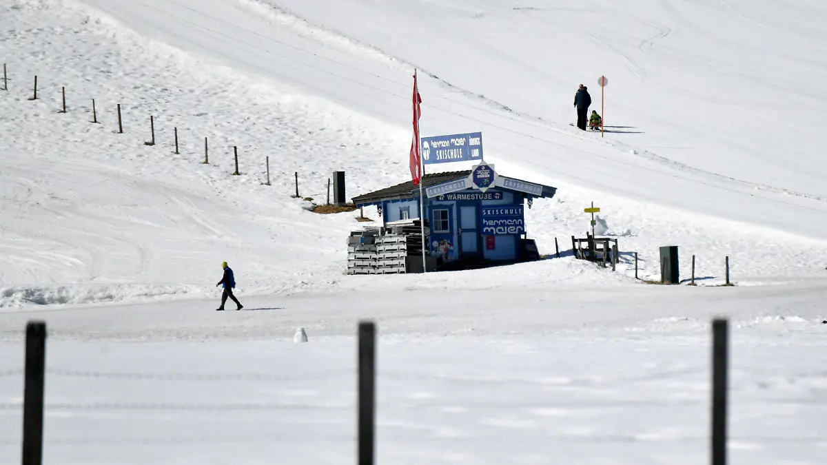 ARCHIV - 15.03.2020, Österreich, Flachau: An der Skipiste sind nur wenige Personen unterwegs. Trotz der rasant steigenden Corona-Zahlen gehen Österreichs Spitzenpolitiker davon aus, dass die bevorstehende Wintersaison gelingen wird. (zu dpa «Signal aus Österreich: «Es wird eine Wintersaison geben»») Foto: Barbara Gindl/APA/dpa +++ dpa-Bildfunk +++