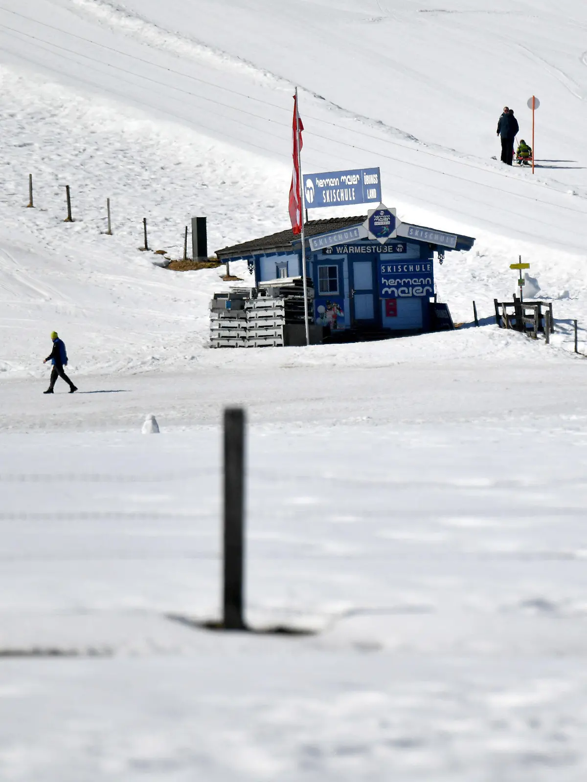 ARCHIV - 15.03.2020, Österreich, Flachau: An der Skipiste sind nur wenige Personen unterwegs. Trotz der rasant steigenden Corona-Zahlen gehen Österreichs Spitzenpolitiker davon aus, dass die bevorstehende Wintersaison gelingen wird. (zu dpa «Signal aus Österreich: «Es wird eine Wintersaison geben»») Foto: Barbara Gindl/APA/dpa +++ dpa-Bildfunk +++
