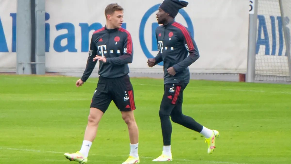 Joshua Kimmich 6 FC Bayern Muenchen, Alphonso Davies 19 FC Bayern Muenchen, FC Bayern Muenchen Training, Saison 2021/2022 an der Saebenerstrasse. 05.01.2022 Muenchen Bayern Deutschland *** Joshua Kimmich 6 FC Bayern Muenchen , Alphonso Davies 19 FC Bayern Muenchen , FC Bayern Muenchen training, 2021 2022 season at Saebenerstrasse 05 01 2022 Muenchen Bayern Germany. Copyright: xkolbert-press/UlrichxGamelx