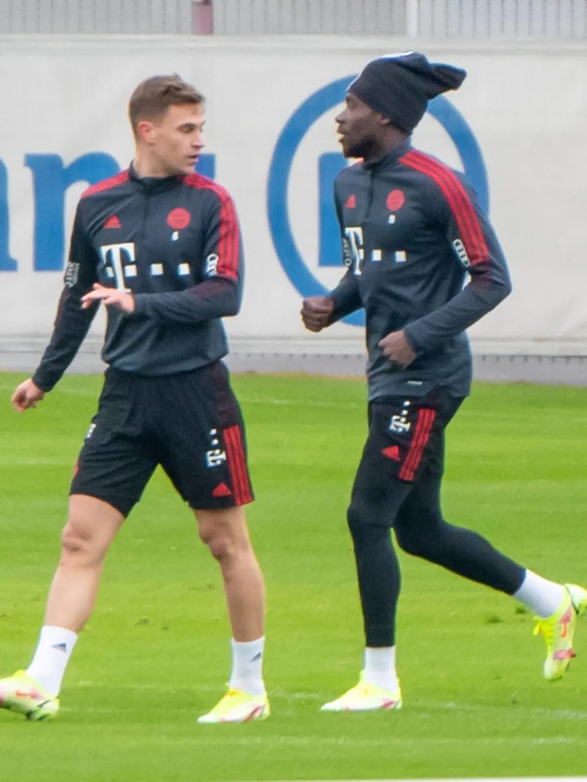 Joshua Kimmich 6 FC Bayern Muenchen, Alphonso Davies 19 FC Bayern Muenchen, FC Bayern Muenchen Training, Saison 2021/2022 an der Saebenerstrasse. 05.01.2022 Muenchen Bayern Deutschland *** Joshua Kimmich 6 FC Bayern Muenchen , Alphonso Davies 19 FC Bayern Muenchen , FC Bayern Muenchen training, 2021 2022 season at Saebenerstrasse 05 01 2022 Muenchen Bayern Germany. Copyright: xkolbert-press/UlrichxGamelx 