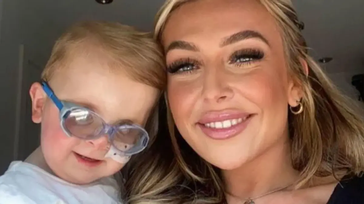 SONDERKONDITION

Mutter eines Sohnes mit einer seltenen Augenerkrankung sucht nach einer Diagnose

Der kleine Kobi-Jai Morgan wurde im März 2022 mit der Erkrankung geboren. Seine besorgte Mutter Morgan Nottingham (24) sucht nach Antworten. 

Copyright: hgm-press

Foto ist honorarpflichtig pro Einzelveröffentlichung.
Zuzuordnender Autorenvermerk: hgm-press 
Online-Medien: maximale Standzeit zwei Monate.

Verschlagwortung: AG95, Spektakel, Spektakuläres, spektakulär, kurios, Kurioses, Schicksal, Mensch, seltene Krankheit, Erkrankung, krank, Augenkrankheit, Auge, Augen, Glubschauge, Glubschaugen, die Augen quellen hervor, aus den Höhlen, Augenhöhlen, Kind, Kinder, kleiner Junge, innen, 



