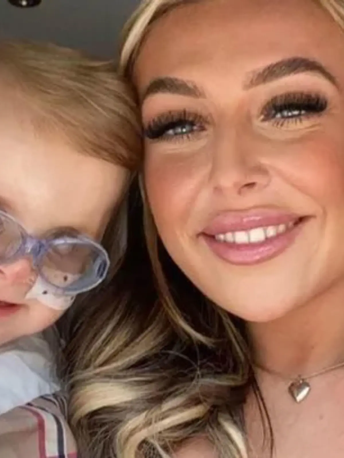 SONDERKONDITION

Mutter eines Sohnes mit einer seltenen Augenerkrankung sucht nach einer Diagnose

Der kleine Kobi-Jai Morgan wurde im März 2022 mit der Erkrankung geboren. Seine besorgte Mutter Morgan Nottingham (24) sucht nach Antworten. 

Copyright: hgm-press

Foto ist honorarpflichtig pro Einzelveröffentlichung.
Zuzuordnender Autorenvermerk: hgm-press 
Online-Medien: maximale Standzeit zwei Monate.

Verschlagwortung: AG95, Spektakel, Spektakuläres, spektakulär, kurios, Kurioses, Schicksal, Mensch, seltene Krankheit, Erkrankung, krank, Augenkrankheit, Auge, Augen, Glubschauge, Glubschaugen, die Augen quellen hervor, aus den Höhlen, Augenhöhlen, Kind, Kinder, kleiner Junge, innen, 




