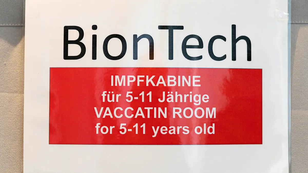 DEU , DEUTSCHLAND : Hinweisschild zur Impfkabine mit BionTech fuer Kinder in einer Impfstelle / Impfzentrum in Bonn , 14.12.2021 DEU , GERMANY : Sign to the vaccination room with BionTech for children in a vaccination point / vaccination centre in Bonn , 14.12.2021 *** DEU , DEUTSCHLAND Sign to the vaccination room with BionTech for children in a vaccination point vaccination centre in Bonn , 14 12 2021 DEU , GERMANY Sign to the vaccination room with BionTech for children in a vaccination point vaccination centre in Bonn , 14 12 2021