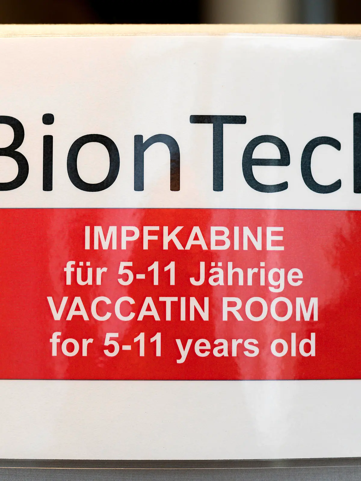  DEU , DEUTSCHLAND : Hinweisschild zur Impfkabine mit BionTech fuer Kinder in einer Impfstelle / Impfzentrum in Bonn , 14.12.2021 DEU , GERMANY : Sign to the vaccination room with BionTech for children in a vaccination point / vaccination centre in Bonn , 14.12.2021 *** DEU , DEUTSCHLAND Sign to the vaccination room with BionTech for children in a vaccination point vaccination centre in Bonn , 14 12 2021 DEU , GERMANY Sign to the vaccination room with BionTech for children in a vaccination point vaccination centre in Bonn , 14 12 2021