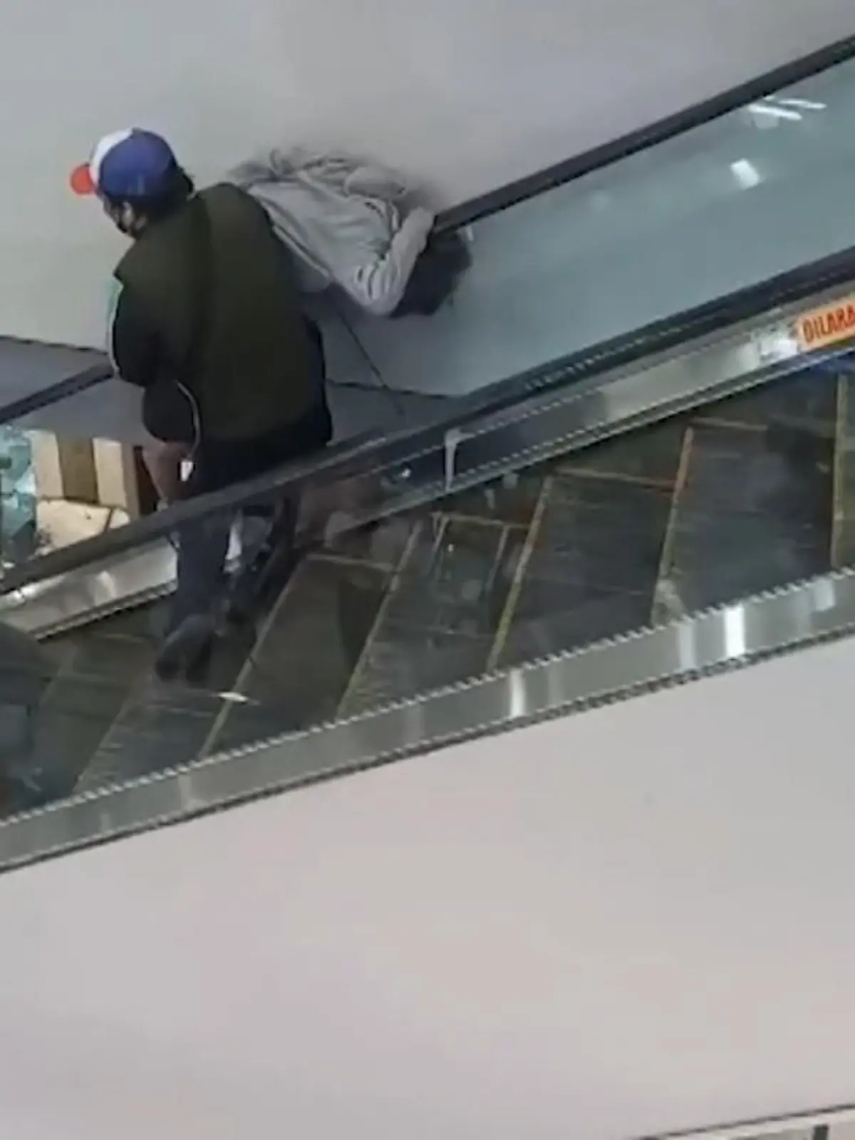 Zum Glück reagieren einige Besucher und bündeln all ihre Kräfte.