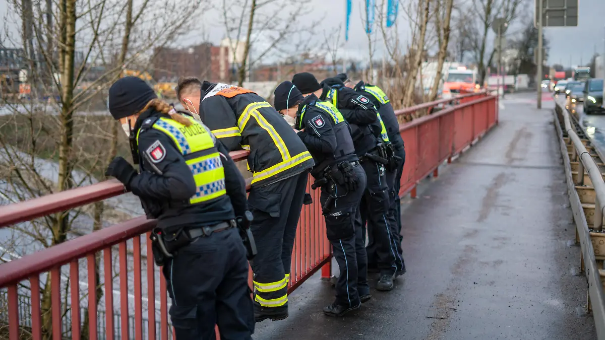 Rettungskräfte suchen nach dem mutmaßlichen in die Elbe gestürzte Kind.