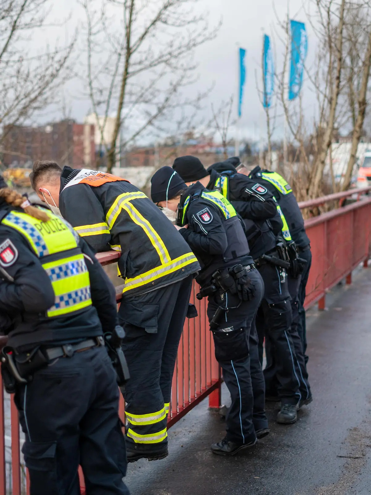 Rettungskräfte suchen nach dem mutmaßlichen in die Elbe gestürzte Kind.