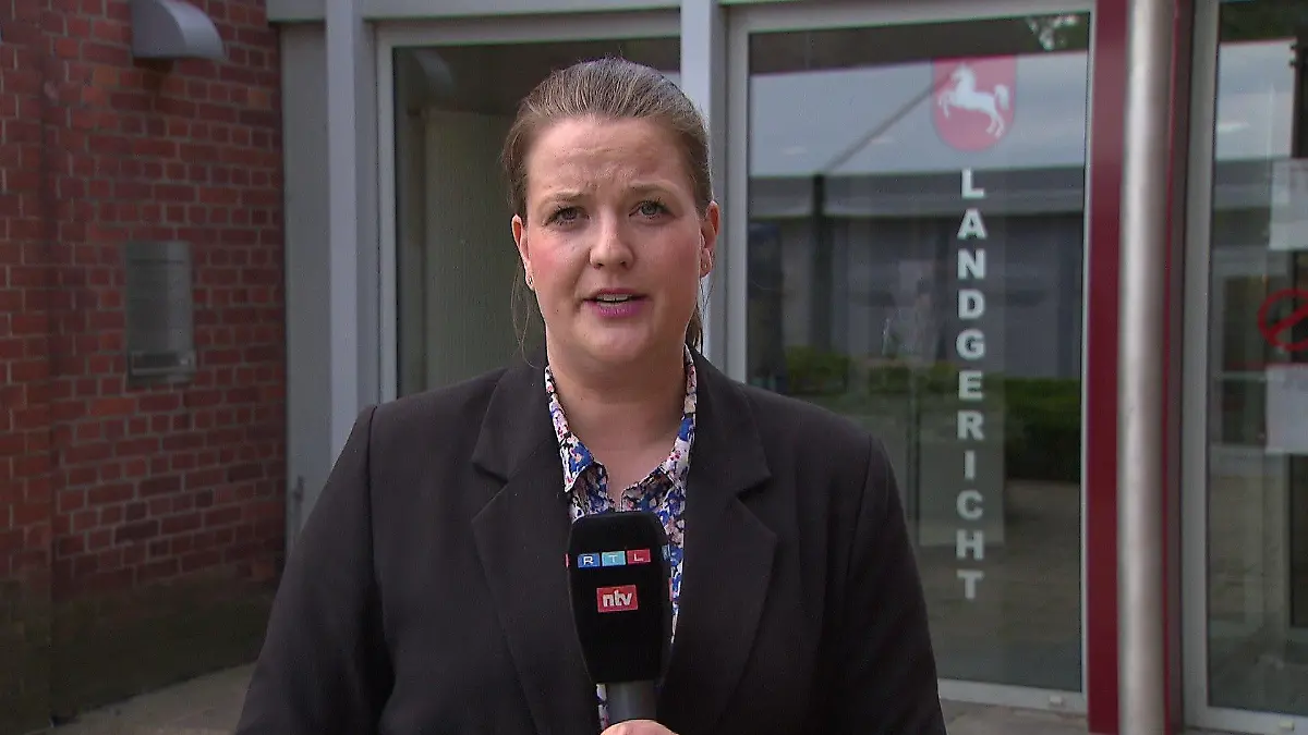 RTL-Reporterin Sarina Sprengelmeyer steht vor einem Gerichtsgebäude.