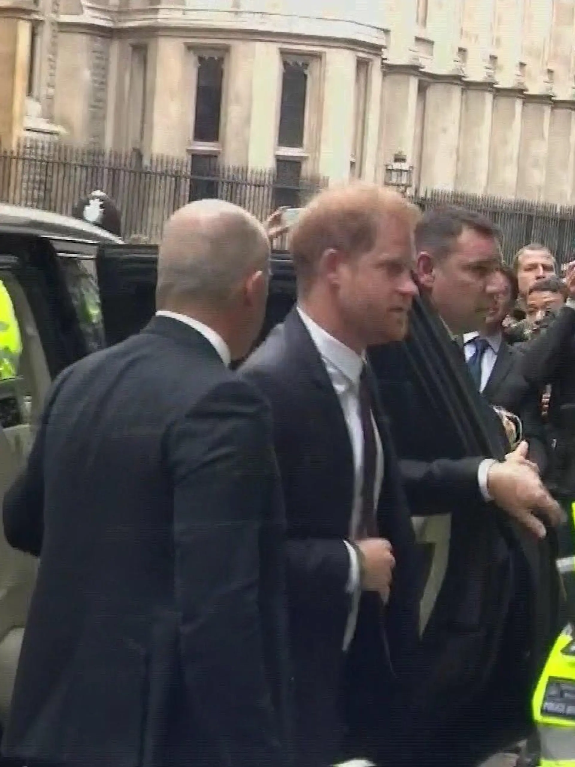 Prinz Harry ist vor dem Londoner High Court angekommen.