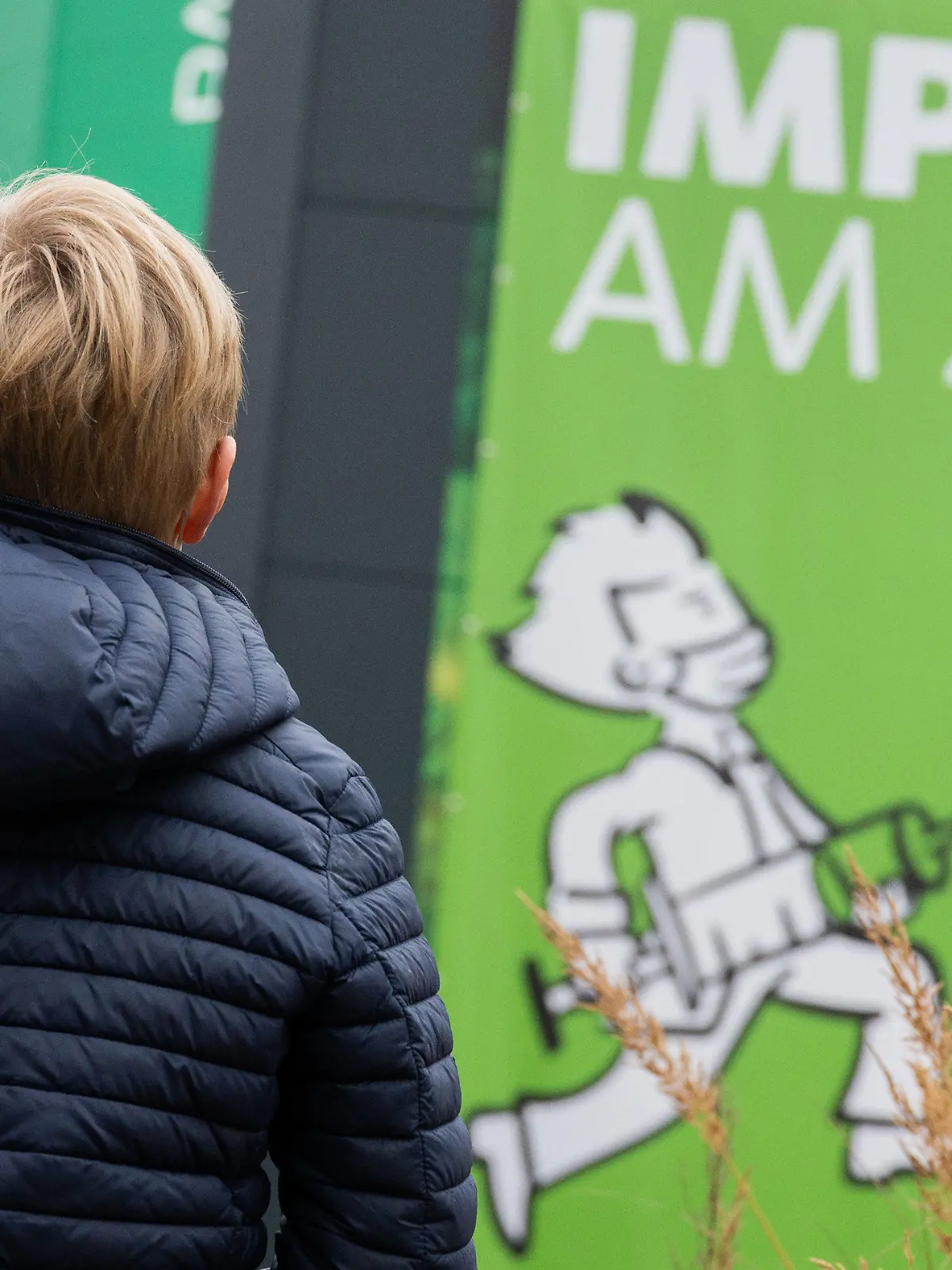 15.12.2021, Niedersachsen, Hannover: Ein 8-jähriger Junge steht am Impfzentrum am Zoo im früheren Regenwald-Panorama des Erlebnis-Zoo Hannover. In Niedersachsen starten an diesem Mittwoch die Corona-Impfungen für Fünf- bis Elfjährige. Der Impfstoff von Biontech/Pfizer ist seit kurzem auch für Kinder ab fünf Jahren zugelassen. Foto: Julian Stratenschulte/dpa +++ dpa-Bildfunk +++