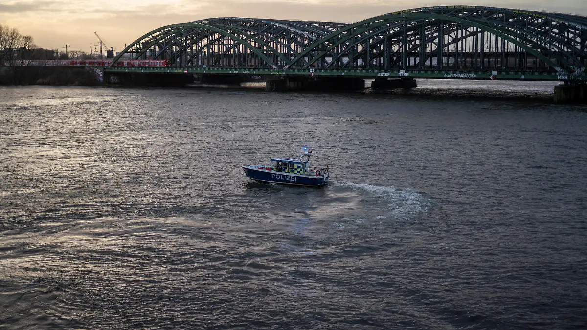 Boote waren auf der Elbe im Einsatz