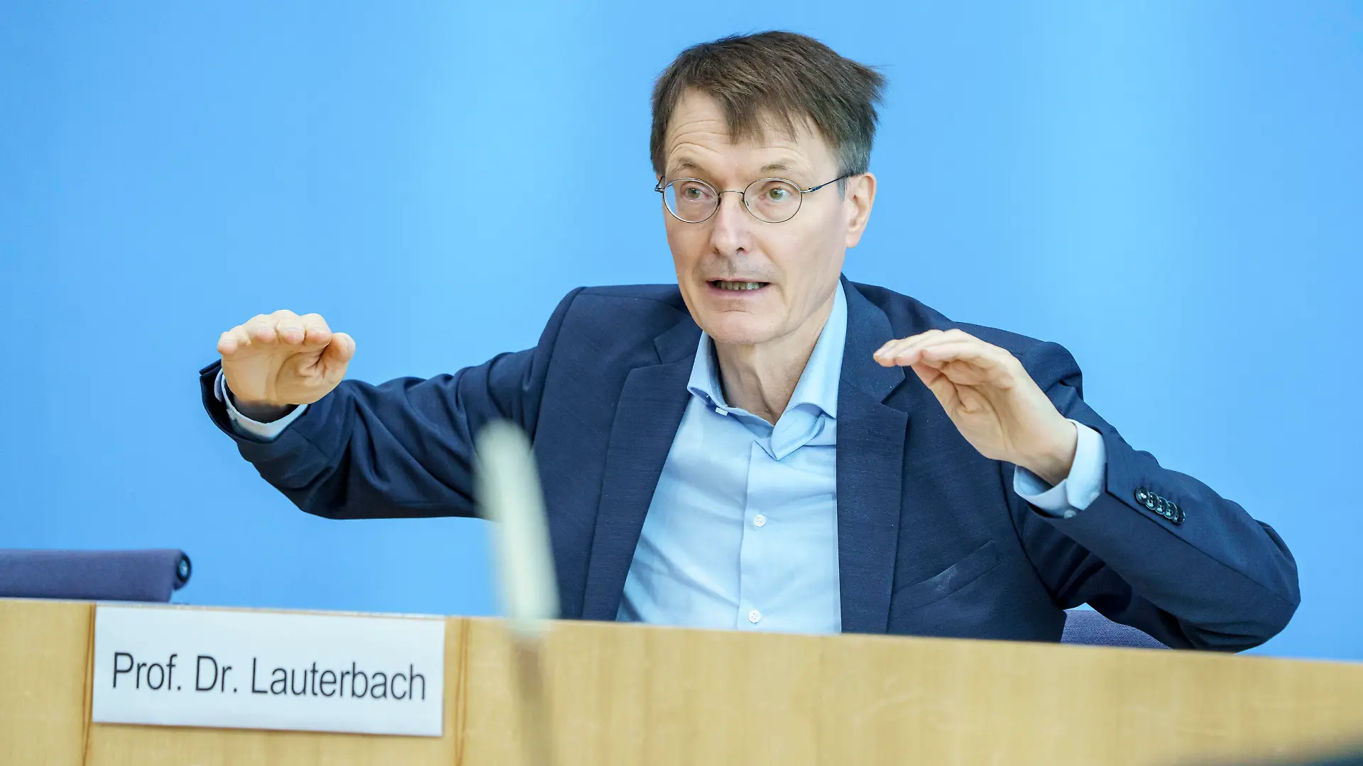 Bundespressekonferenz in Berlin - Aktuelle Corona-Lage und -Maßnahmen und Booster-Impfung - Prof. Dr. Karl Lauterbach, Bundesminister für GesundheitBundespressekonferenz in Berlin - Aktuelle Corona-Lage und -Maßnahmen und Booster-Impfung - Prof. Dr. Karl Lauterbach, Bundesminister für Gesundheit, *** Federal Press Conference in Berlin Current Corona Situation and Measures and Booster Vaccination Prof Dr Karl Lauterbach, Federal Minister of Health Federal Press Conference in Berlin Current Corona Situation and Measures and Booster Vaccination Prof Dr Karl Lauterbach, Federal Minister of Health,