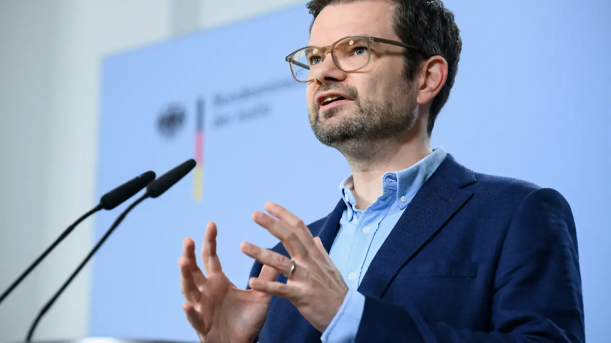 25.08.2023, Berlin: Marco Buschmann (FDP), Bundesminister der Justiz, äußert sich bei einer Pressekonferenz im Bundesministerium der Justiz zu seinen Reformvorschlägen für das Unterhaltsrecht. Buschmann will mit einer Reform des Unterhaltsrechts mitbetreuende Elternteile entlasten. Foto: Bernd von Jutrczenka/dpa +++ dpa-Bildfunk +++