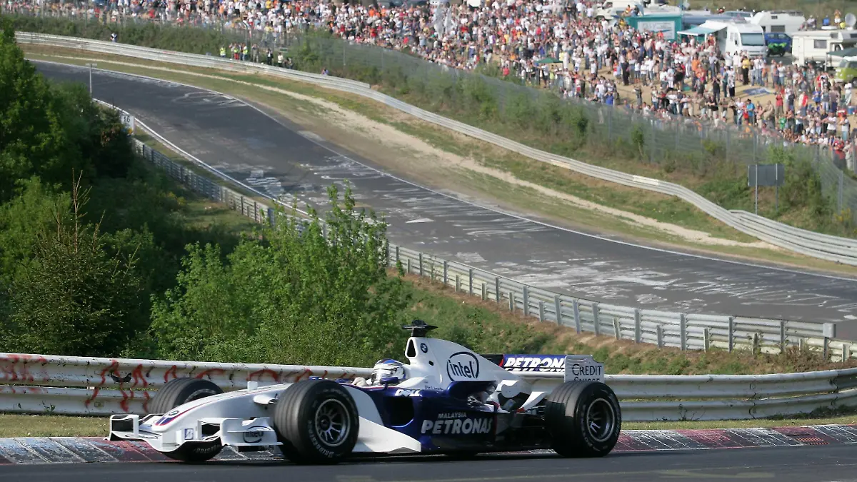 ARCHIV - Formel 1-Pilot Nick Heidfeld vom BMW-Sauber-Team durchfährt bei einer Motorshow den Streckenabschnitt "Bruennchen" auf der legendären Nürburgring-Nordschleife, die 20,8 Kilometer lange «grüne Hölle» (Archivfoto vom 28.04.2007). Am 1. August 1976 schien die Zeit für den Nürburgring abgelaufen. Auf der legendären Nordschleife entging Lauda bei seinem Feuer-Unfall wie durch ein Wunder dem Tod. Doch seitdem macht die Formel 1 einen Bogen um die «schönste Strecke der Welt» (Nick Heidfeld), die an diesem Montag (18.06.2007) ihren 80. Geburtstag feiert. Foto: Thomas Frey dpa (zu dpa-KORR.: "Lauda-Unfall und Schumacher-Triumphe - Der Nürburgring wird 80" vom 15.04.2007) +++(c) dpa - Bildfunk+++