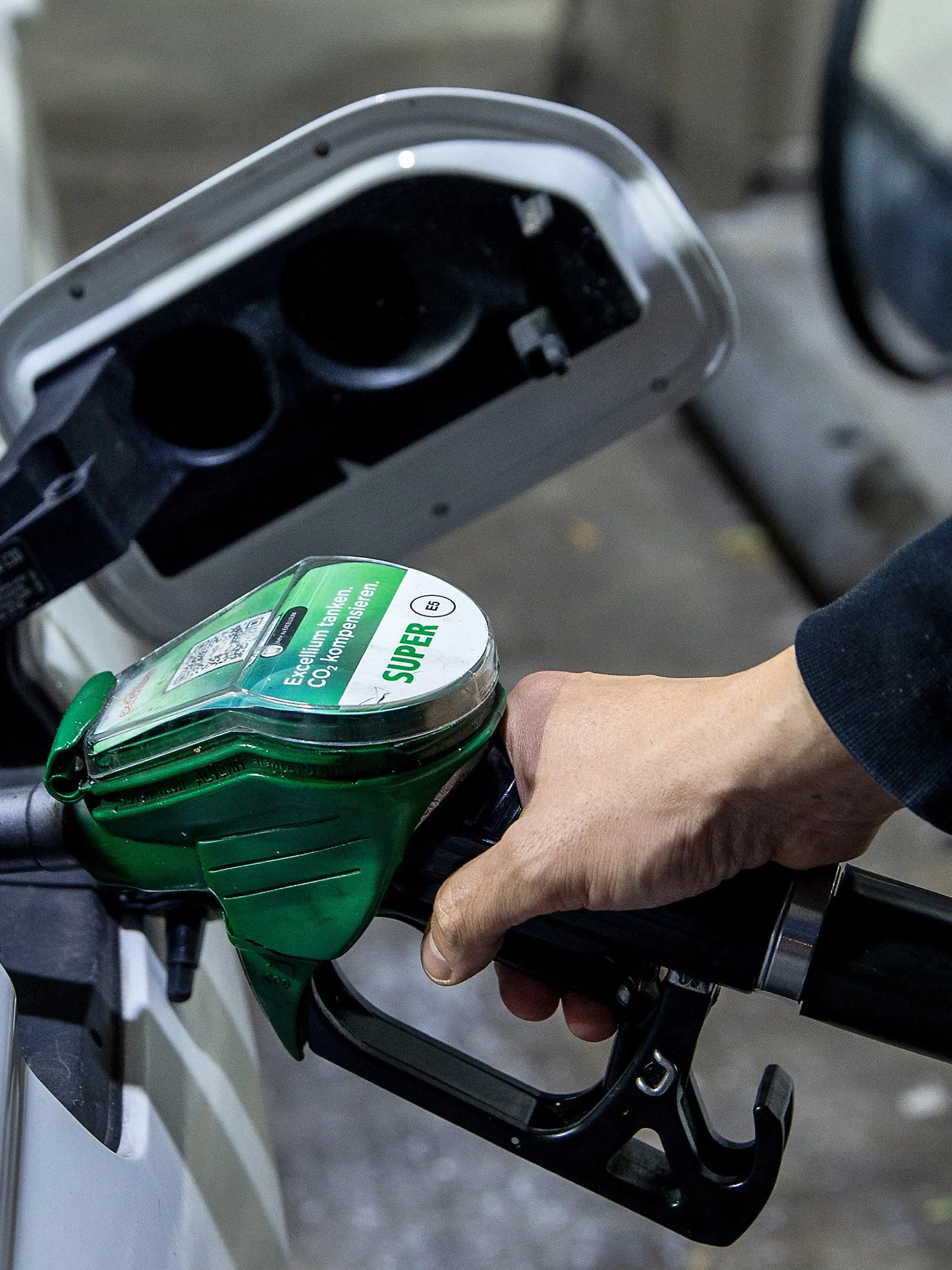 ARCHIV - 11.10.2021, Berlin: Ein Autofahrer tankt ein Auto mit Benzin Super E5 an einer Tankstelle des Mineralölkonzerns Total in der Chausseestrasse. Die Spritpreise haben im auslaufenden Jahr eine wilde Achterbahnfahrt hingelegt. (zu dpa «Teuerstes Tankjahr seit 2013 - Achterbahnfahrt beim Spritpreis») Foto: Carsten Koall/dpa +++ dpa-Bildfunk +++