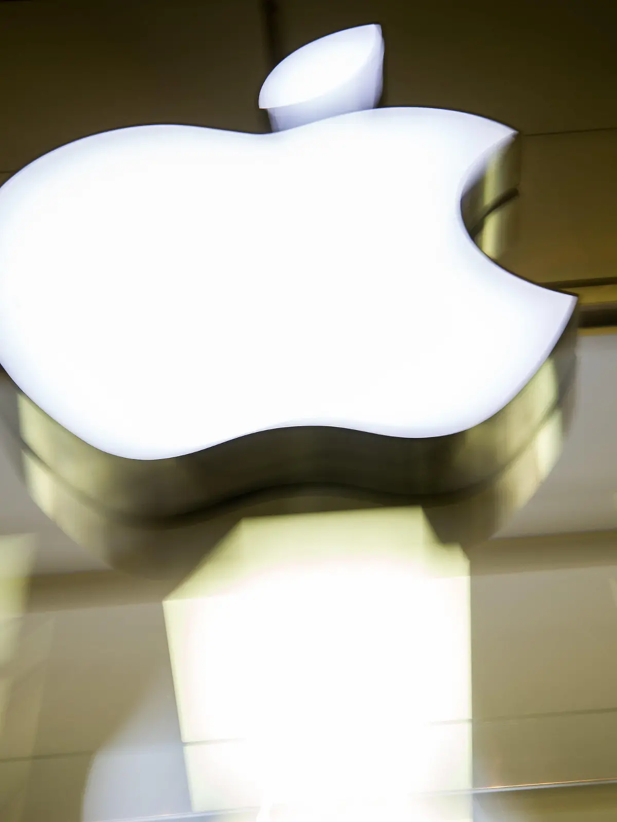 ARCHIV - 17.02.2016, Bayern, München: Das Apple-Logo leuchtet an der Fassade des Apple-Store. (zu dpa: Apple erreicht Börsenwert von 3 Billionen Dollar) Foto: Peter Kneffel/dpa +++ dpa-Bildfunk +++