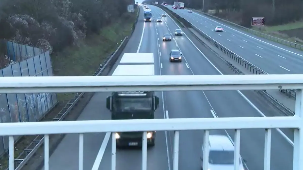Blick von einer Autobahnbrücke auf die A2